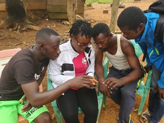 Geneviève demonstrating the Forest Watcher app to trained community monitors