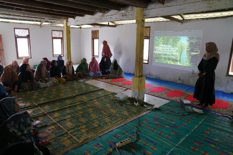 Rubama facilitating a training for women on forest monitoring in the Nagan Raya District